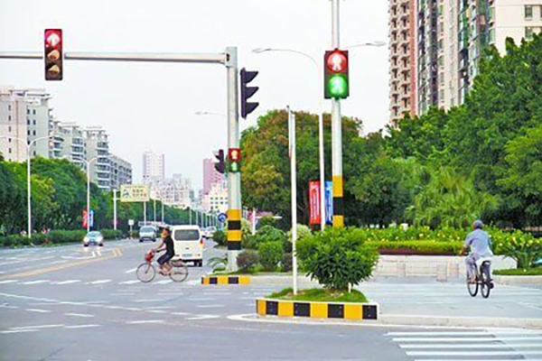 Cột đèn giao thông xà bắt ngang – phù hợp lắp đặt nhiều loại đèn tín hiệu giao thông