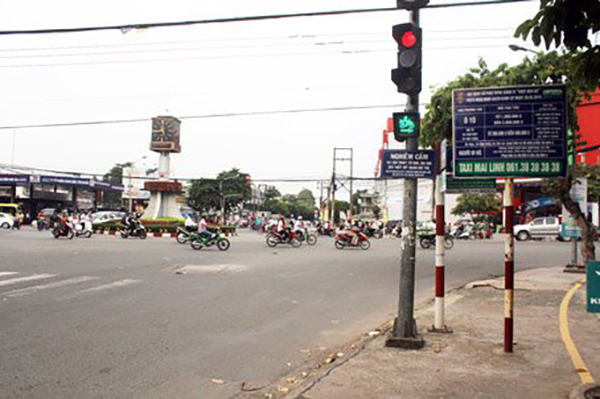 Cột đèn tín hiệu giao thông đường phố quen thuộc với người tham gia giao thông đô thị